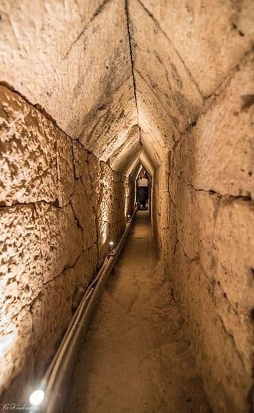 تصاویر کشف ۲ سر سنگی در یک تونل عجیب در مصر