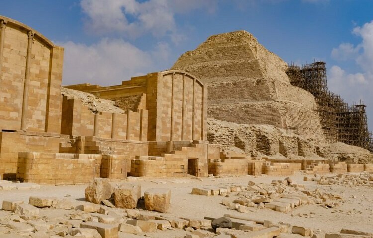 تصاویر کشف ۲ سر سنگی در یک تونل عجیب در مصر