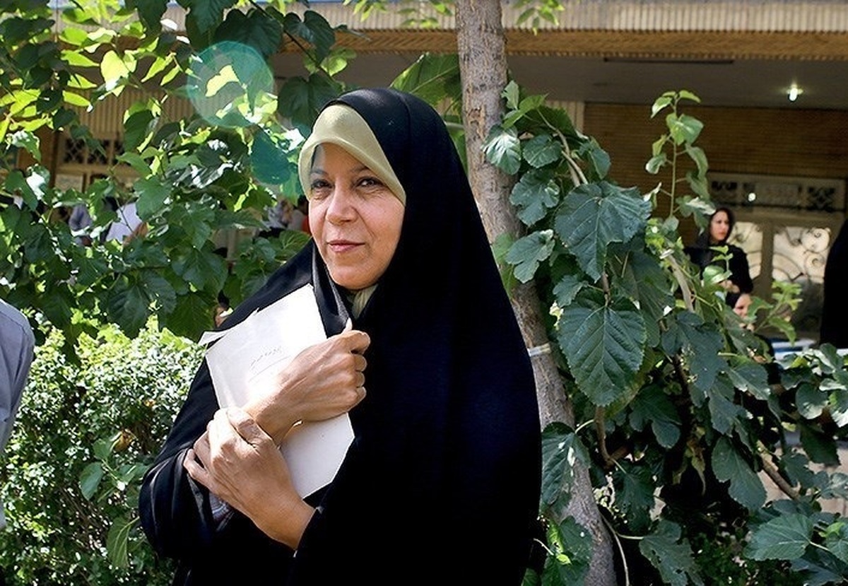 همسر و دختر هاشمی رفسنجانی مقابل زندان اوین +عکس / فاطمه هاشمی: مادر مات و مبهوت بود