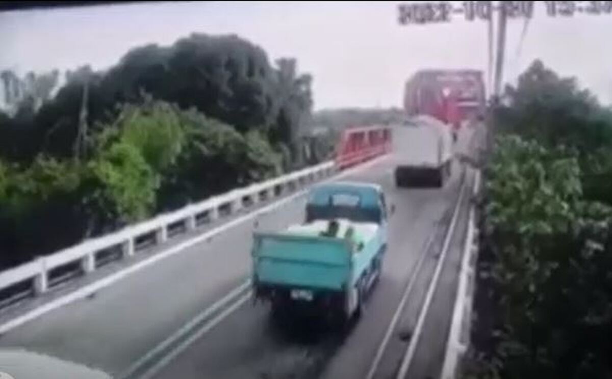ببینید | لحظه ریزش یک پل در فیلیپین و سقوط دو کامیون