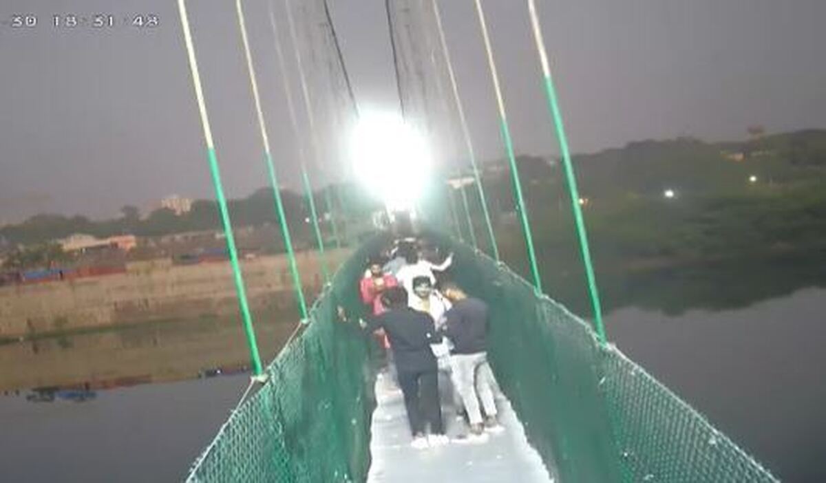ببینید | سقوط پل معلق «گوجارات» در غرب هند
