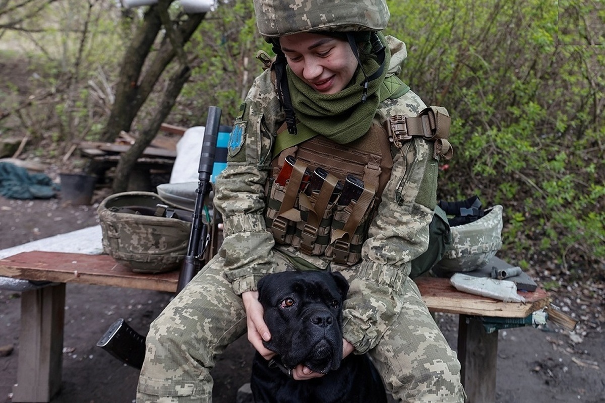 ببینید | این زن اوکراینی در خط مقدم جنگ از ۶۷ سگ نگهداری می‌کند