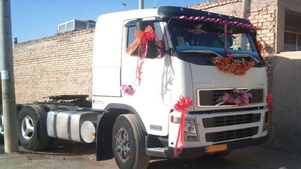 ببینید | عروس‌کشان در شهرکرد با کامیون