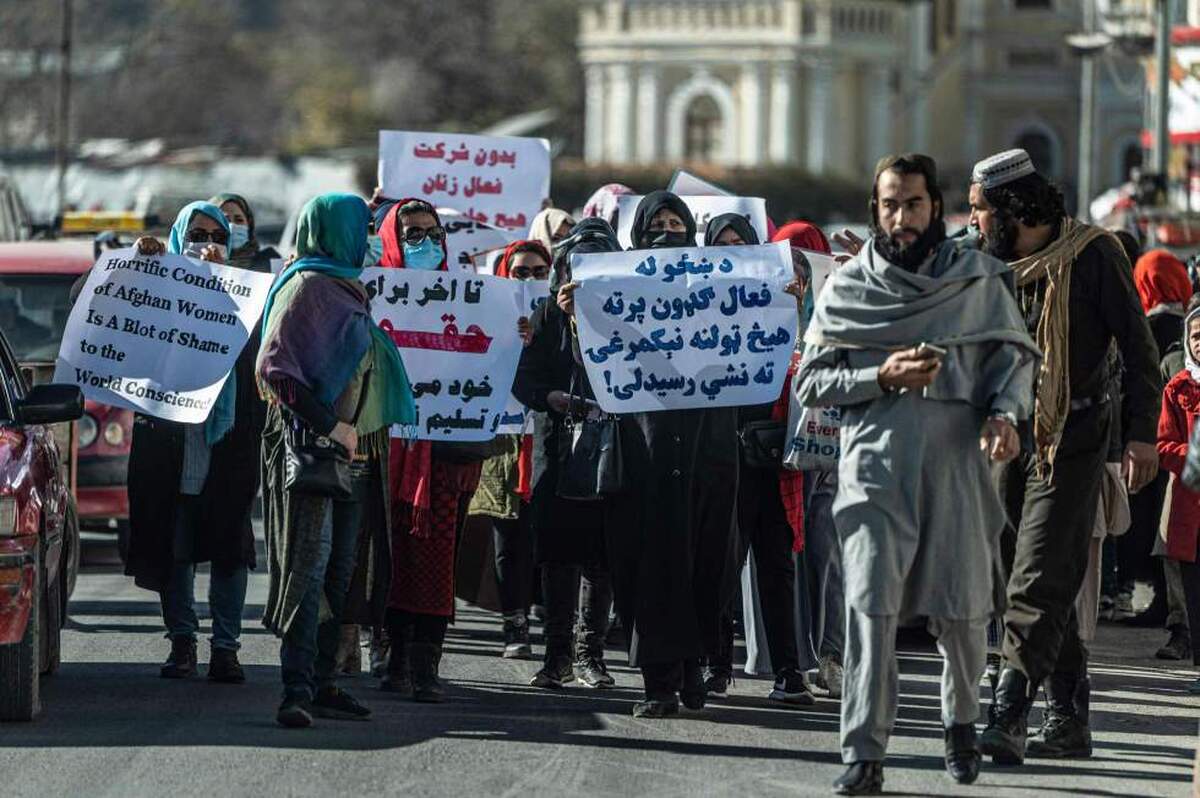 تجمع اعتراض آمیز زنان در کابل (+عکس)