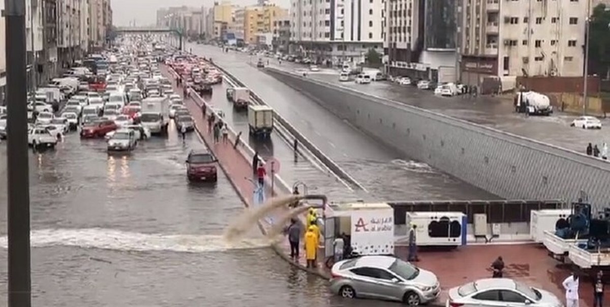 عربستان/ سیلاب شدید در جده/ لغو پروازها، تعطیلی مدارس و گزارش ۲ فوتی تاکنون