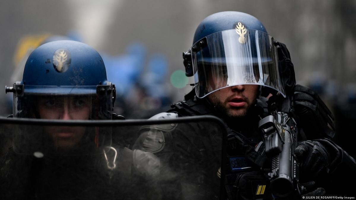 مصدومیت هزار مأمور پلیس فرانسه در تظاهرات اصلاح قانون بازنشستگی (+عکس)