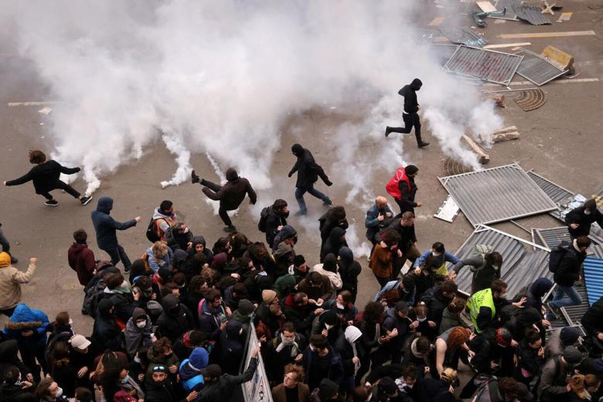 فیلم درگیری جنجال برانگیز پلیس با معترضان در پاریس