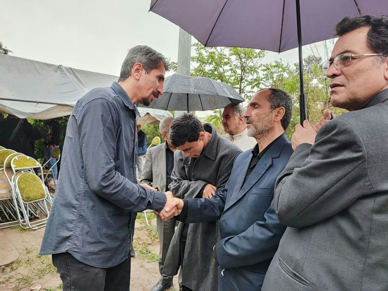 غیبت سوال برانگیز احمدی نژاد در تشییع پدر معاونش