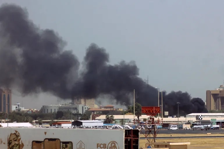 درگیری نیروهای نظامی در پایتخت سودان / استفاده از جنگ و تسلیحات سنگین/ آتش سوزی در فرودگاه / تلاش برای کنترل حکومت