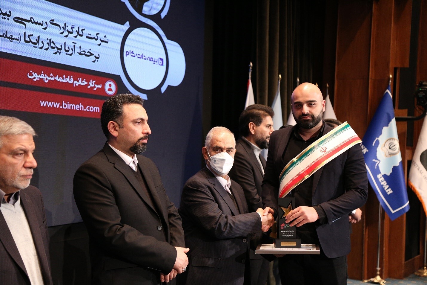 تقدیر از مدیرعامل بیمه دات کام در چهارمین اجلاس چهره های نامی صنعت، معدن و اقتصاد کشور