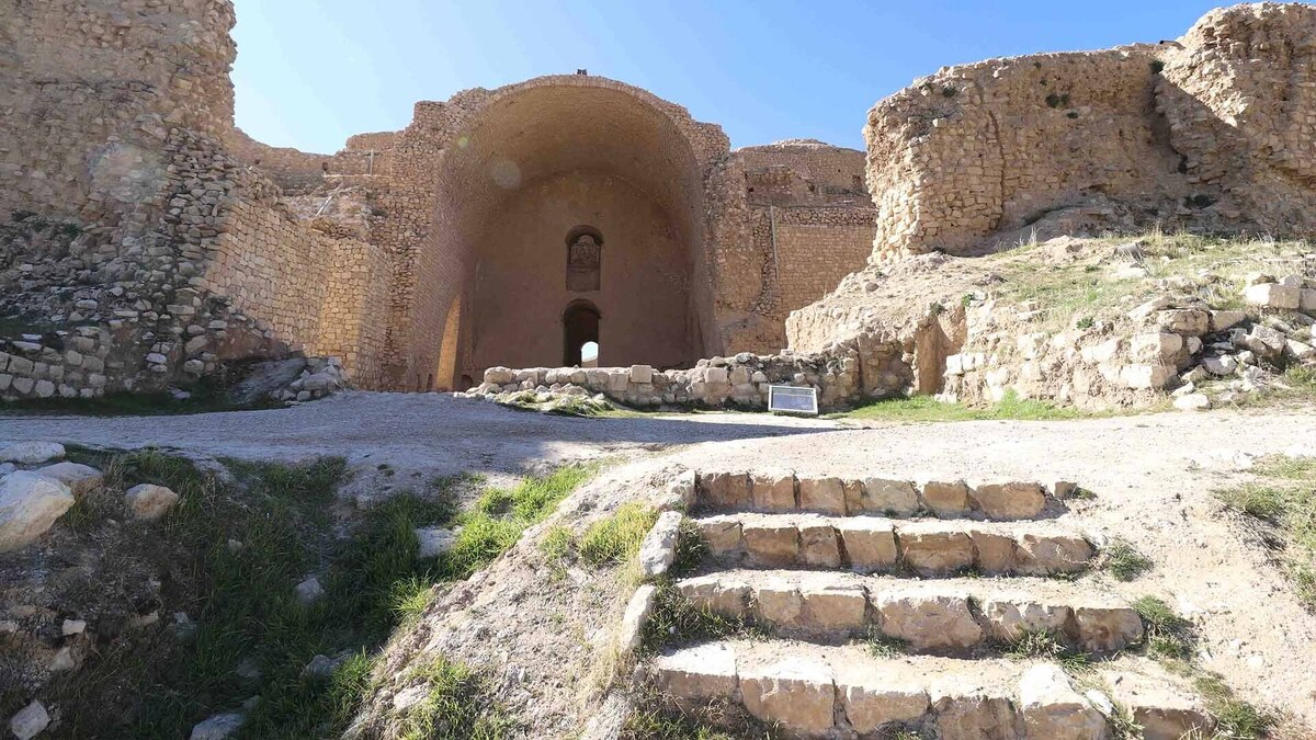 بزرگ‌ترین کاخ ساسانی که قرار بود ۴۵ سال پیش سنگ‌هایش برده شود، چه با شکوه مرمت شده‌است/ کاخی که ۱۸۰۰ سال قبل ساخته شد و ۴۰۰ سال بعد مسلمانان ساخت گنبد را از روی آن یاد گرفتند (فیلم)