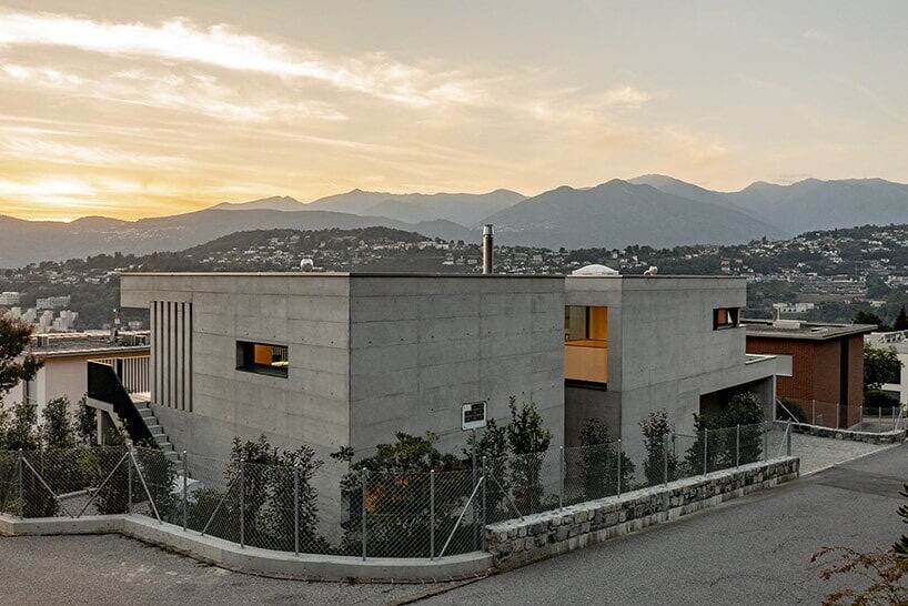 شرکت معماری انریکو ساسی به خانه «کازا مائوری» بر فراز دریاچه ای در سوئیس جان می بخشد