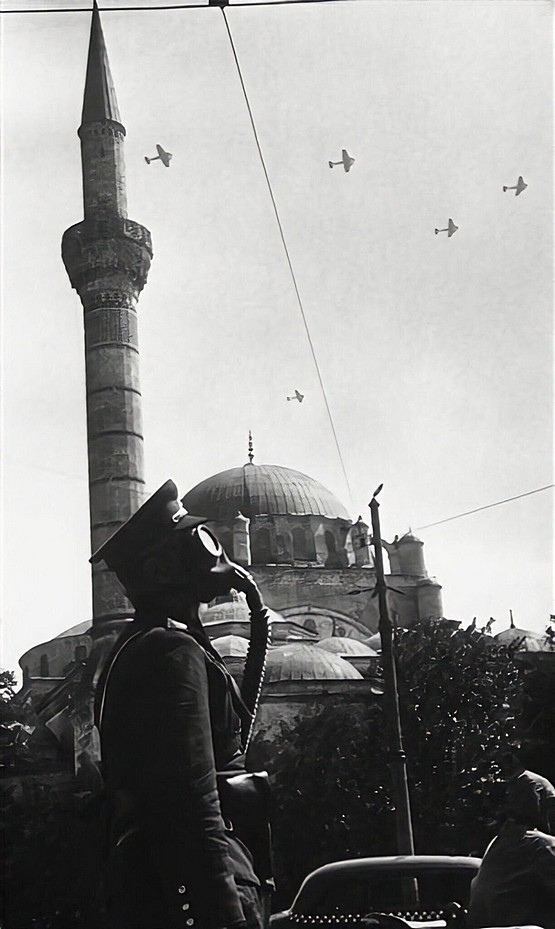 یک افسر ترکیه ای که در یک حمله هوایی ماسک ضد گاز پوشیده است؛ استانبول، 1939