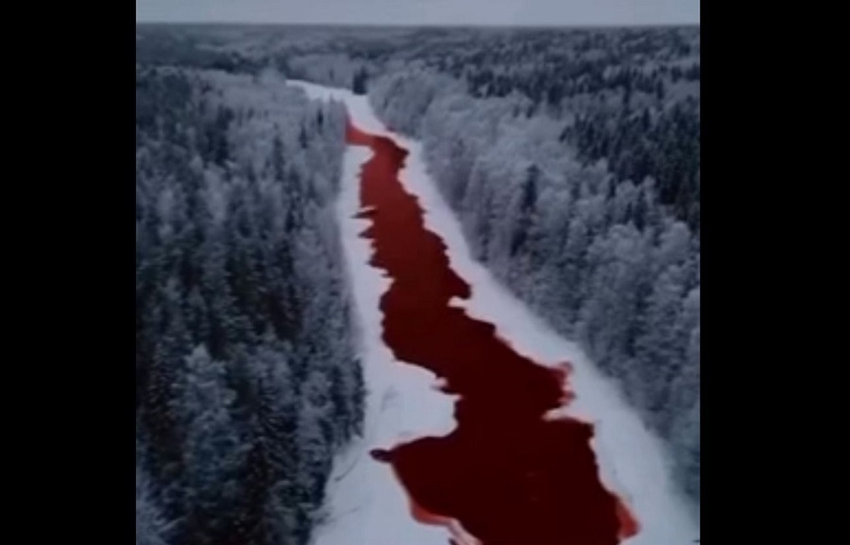 رودخانه‌ای در روسیه قرمز شد (فیلم)