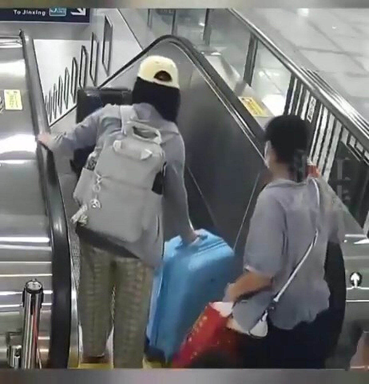 فاجعه‌ای که ندانم‌کاری روی پله برقی به وجود آورد/ چمدان باعث آسیب جدی به یک نفر دیگر شد (فیلم)