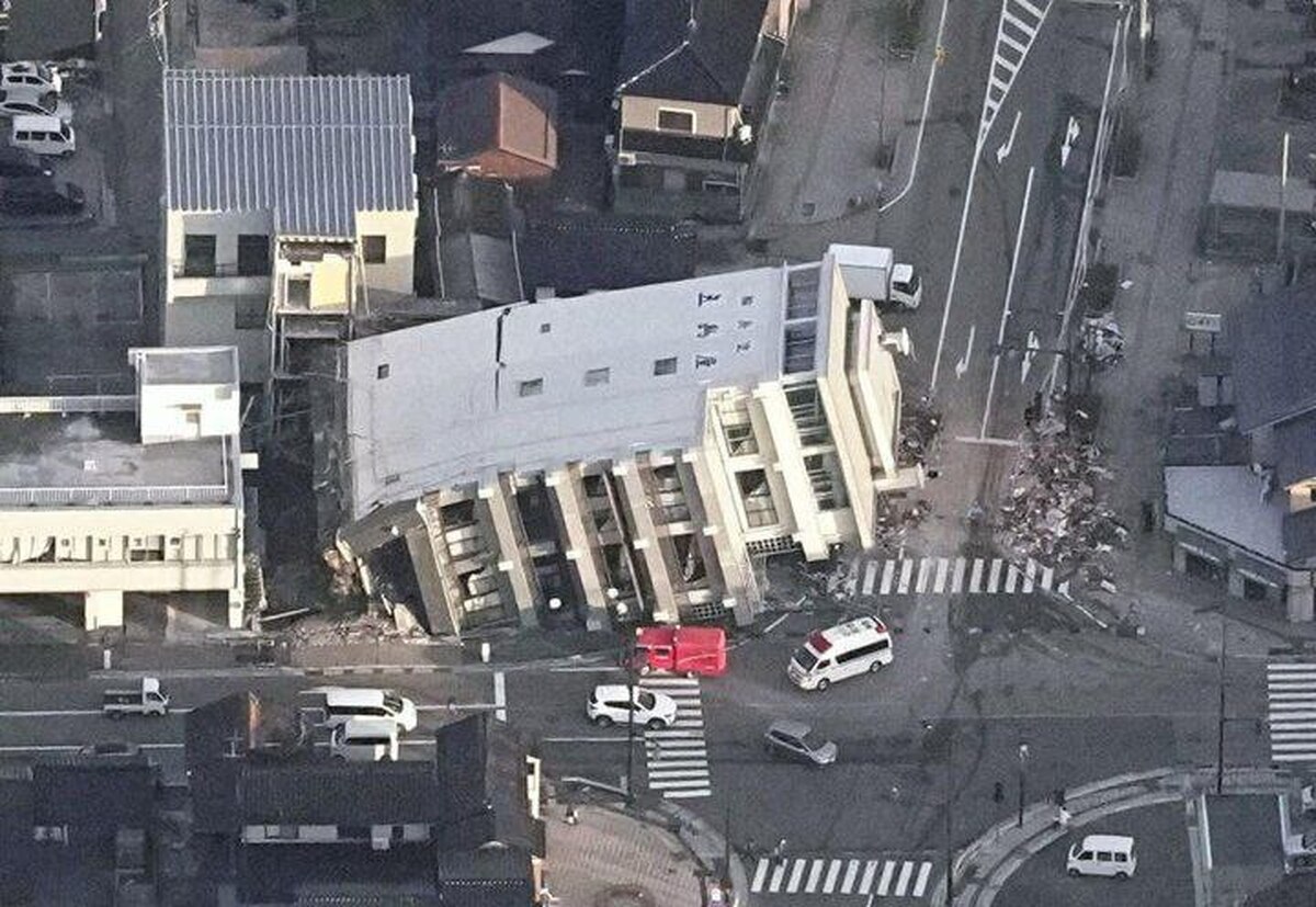 48 کشته در زلزله 7 ریشتری ژاپن  (+ عکس ) / آتش سوزی و تخریب هزار خانه / سونامی ، خودورها و خانه ها را به دریا برد / لغو مراسم سال نو امپراتوری