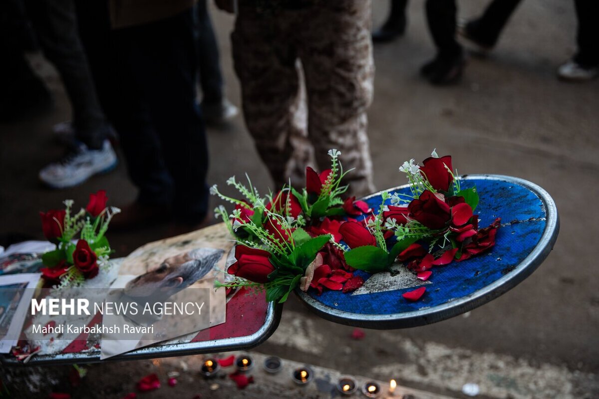 گلباران مردم در محل انفجار تروریستی کرمان (عکس)