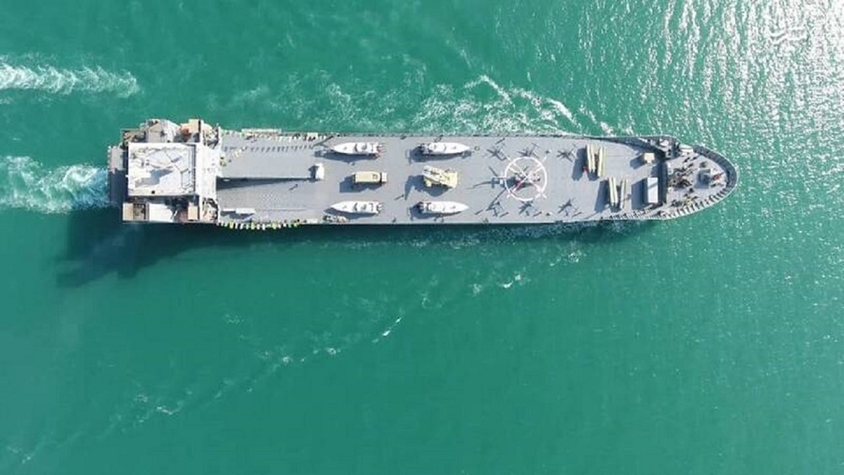 مراسم الحاق ناو ابومهدی و ۱۰۰ شناور موشک انداز تندرو به نیروی دریایی سپاه (فیلم)
