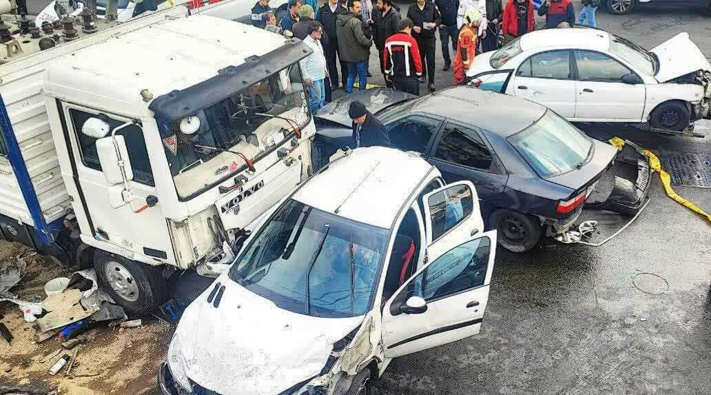 تصادف زنجیره‌ای ۱۳ خودرو در تهرانپارس (+عکس)