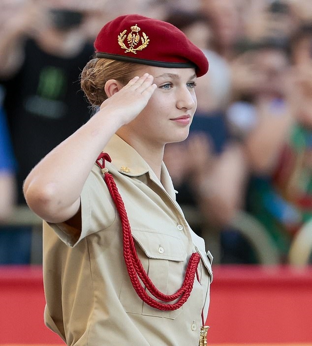 نخستین حضور ملکه آینده اسپانیا در رژه ارتش کشورش پس از آغاز آموزش های نظامی