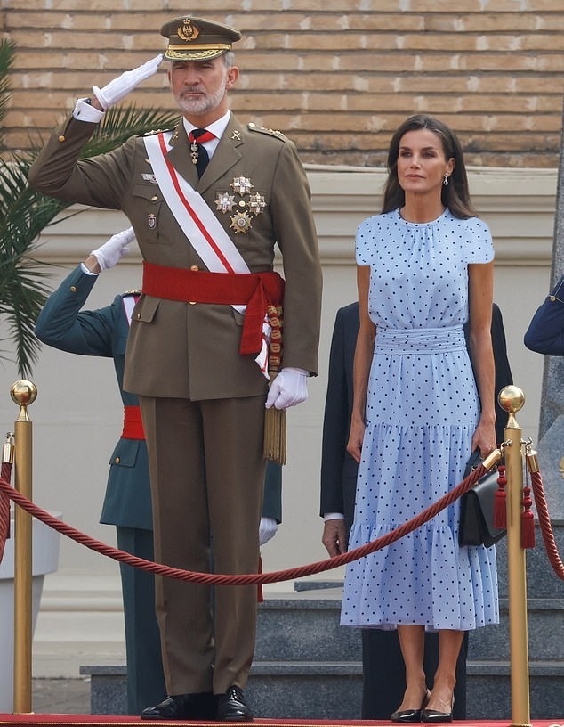 نخستین حضور ملکه آینده اسپانیا در رژه ارتش کشورش پس از آغاز آموزش های نظامی