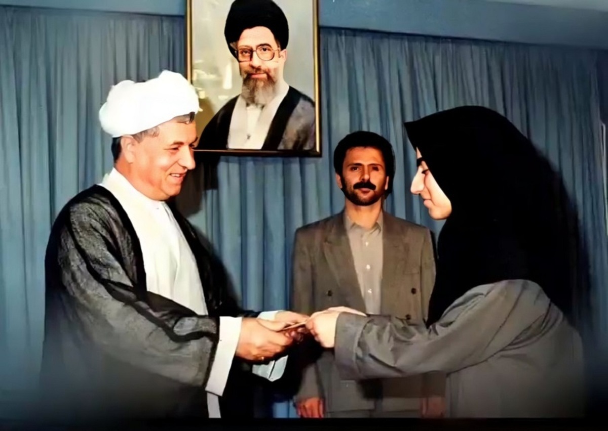 فیلم قدیمی تجلیل  هاشمی رفسنجانی از مریم میرزاخانی با مجری گری حداد عادل (فیلم)