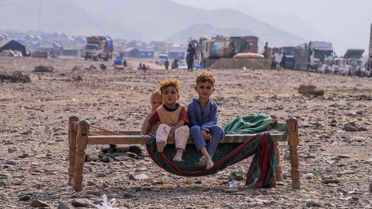 هزاران زن و کودک و سالمند رها در بیابان در آستانه زمستان (عکس)
