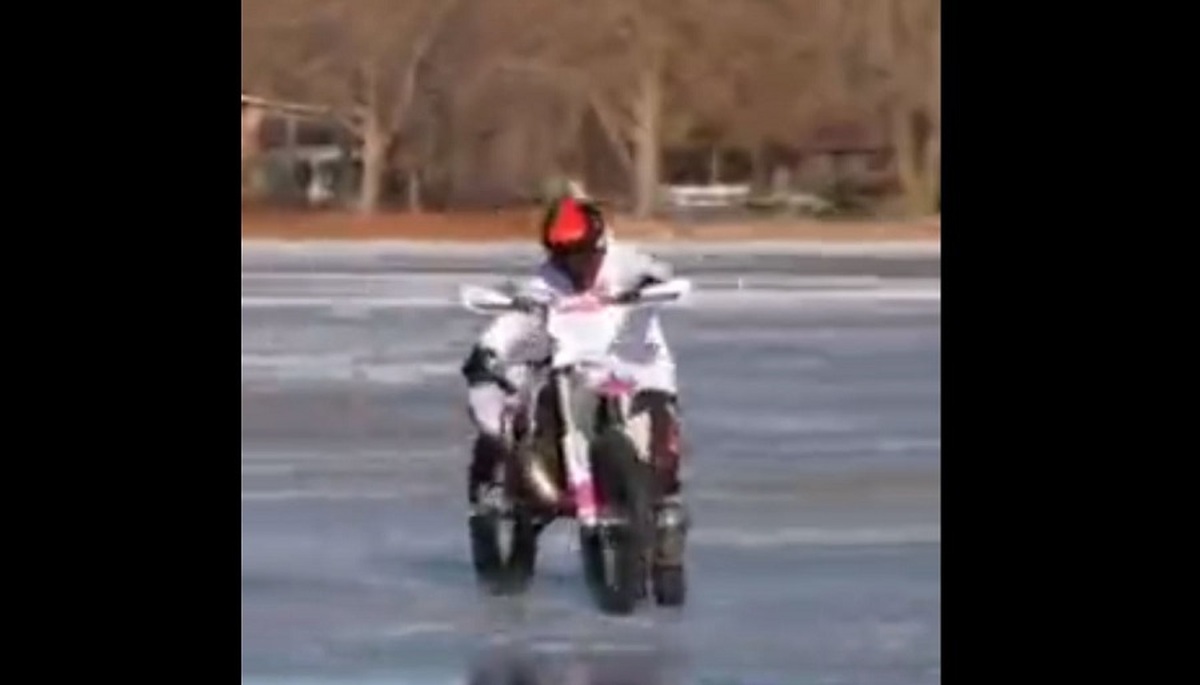 موتورسواری حرفه‌ای روی یخ (فیلم)