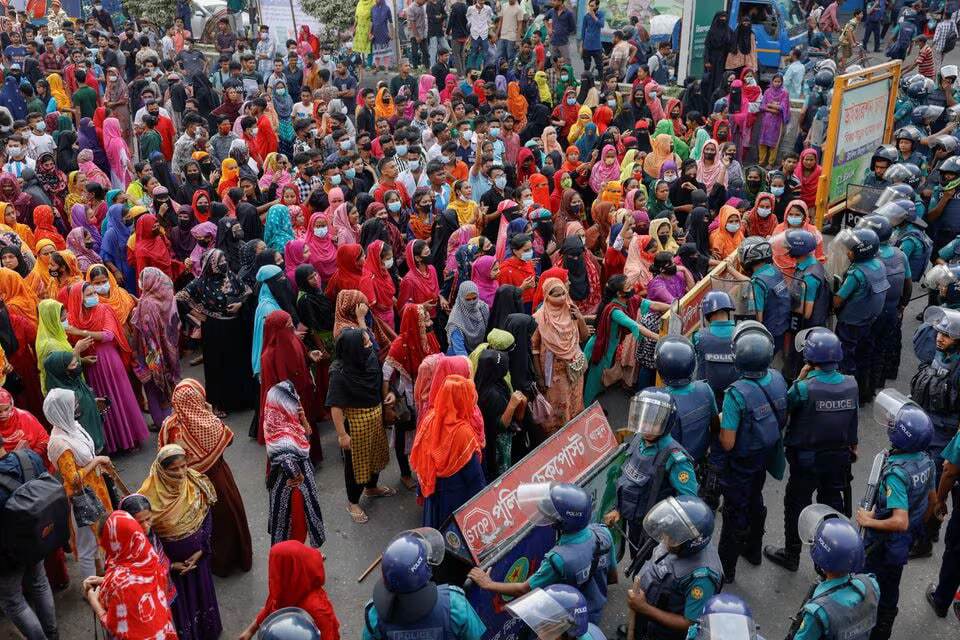 اعتراض کارگران صنعت پوشاک برای افزایش دستمزد در منطقه میرپور داکا، بنگلادش، 12 نوامبر 2023، رویترز/محمد پونیر حسین