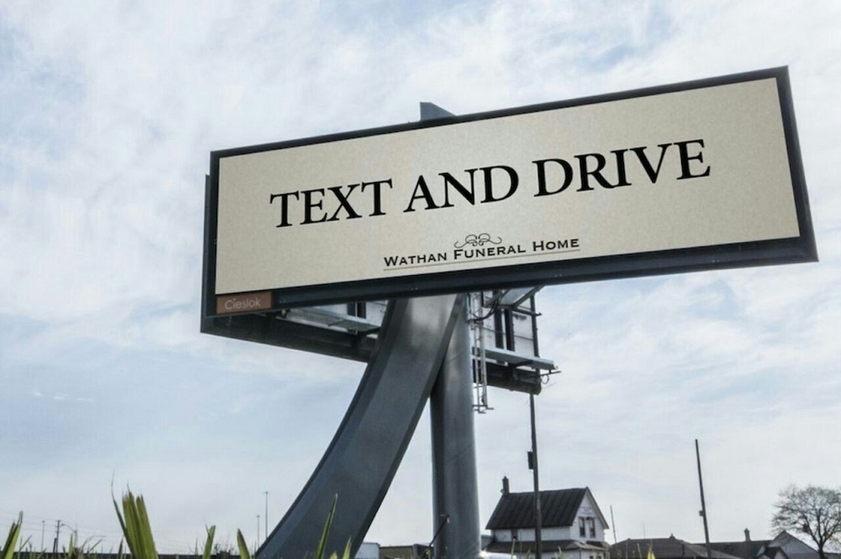 بیلبورد تبلیغاتی عجیب یک شرکت: هنگام رانندگی پیامک دهید (عکس)