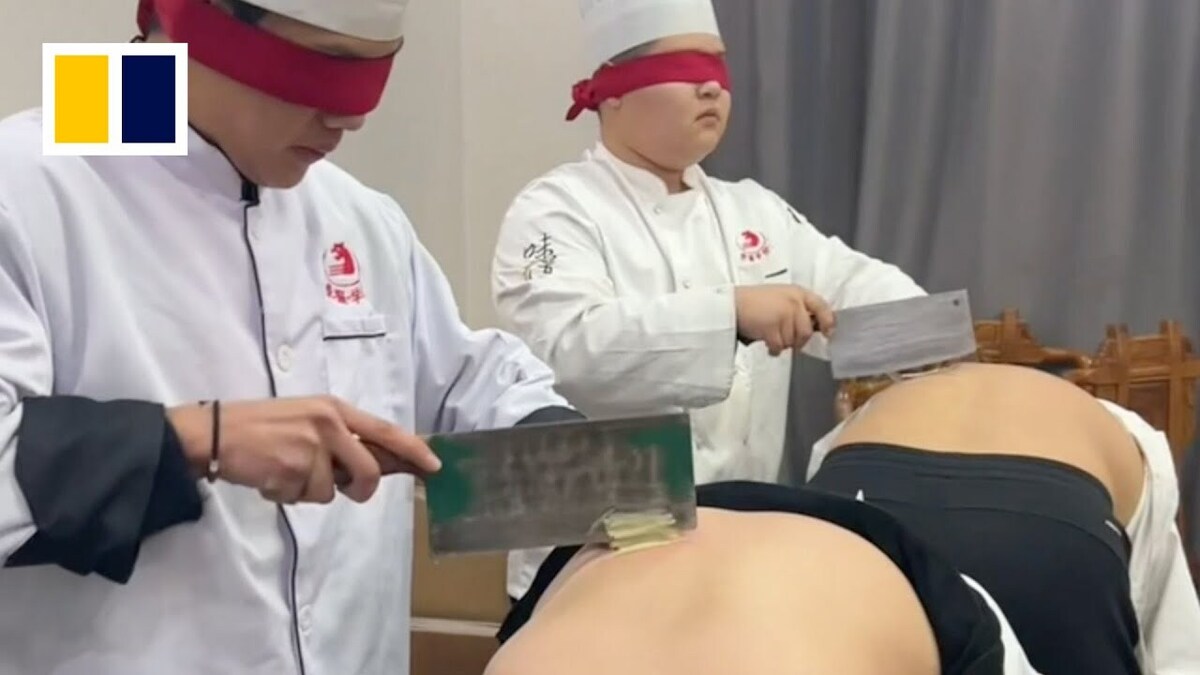تمرین عجیب یک مدرسه آشپزی در چین؛ خرد کردن روی کمر همکلاسی با چشمان بسته (فیلم)