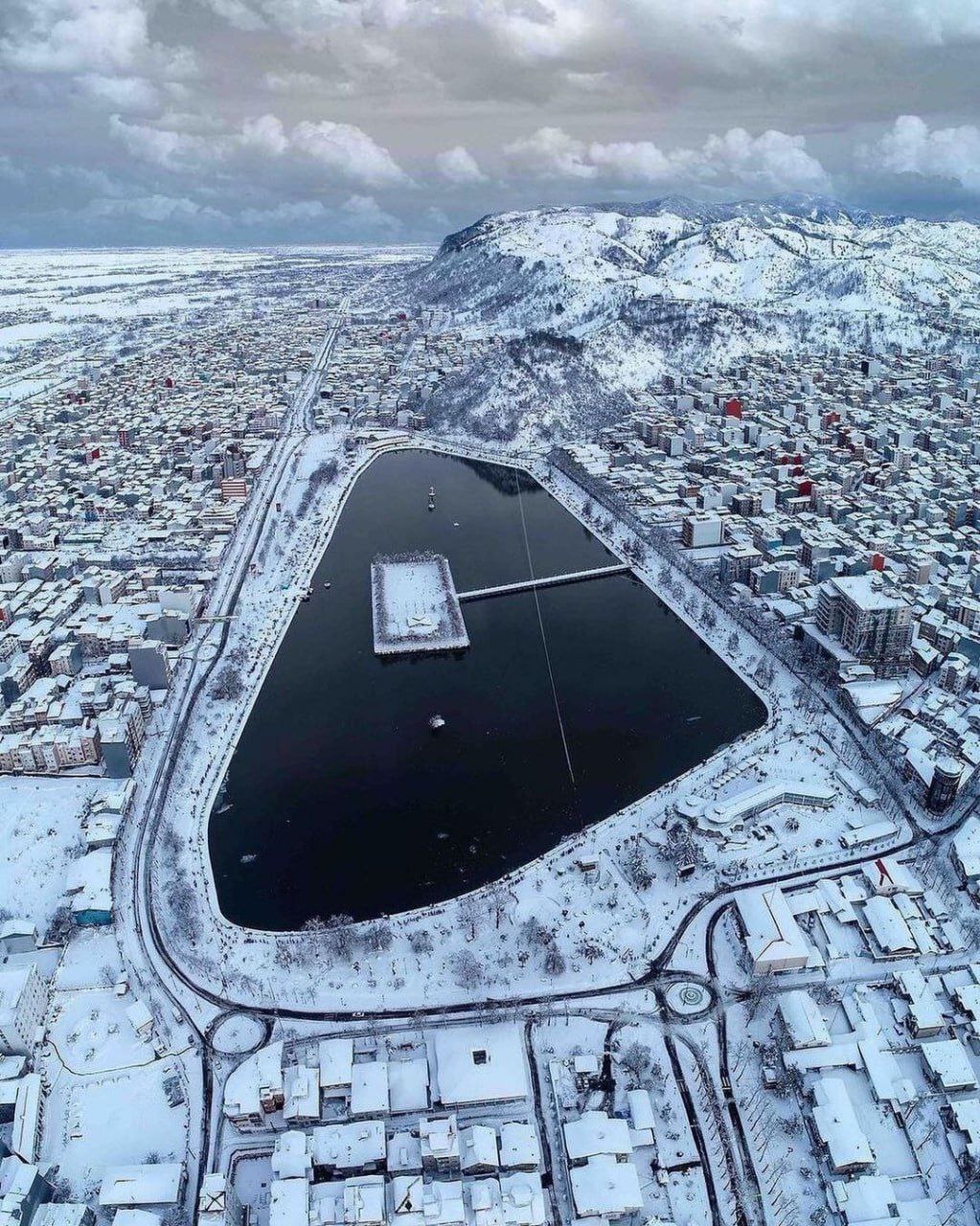 نمای زمستانی شهر لاهیجان (عکس)