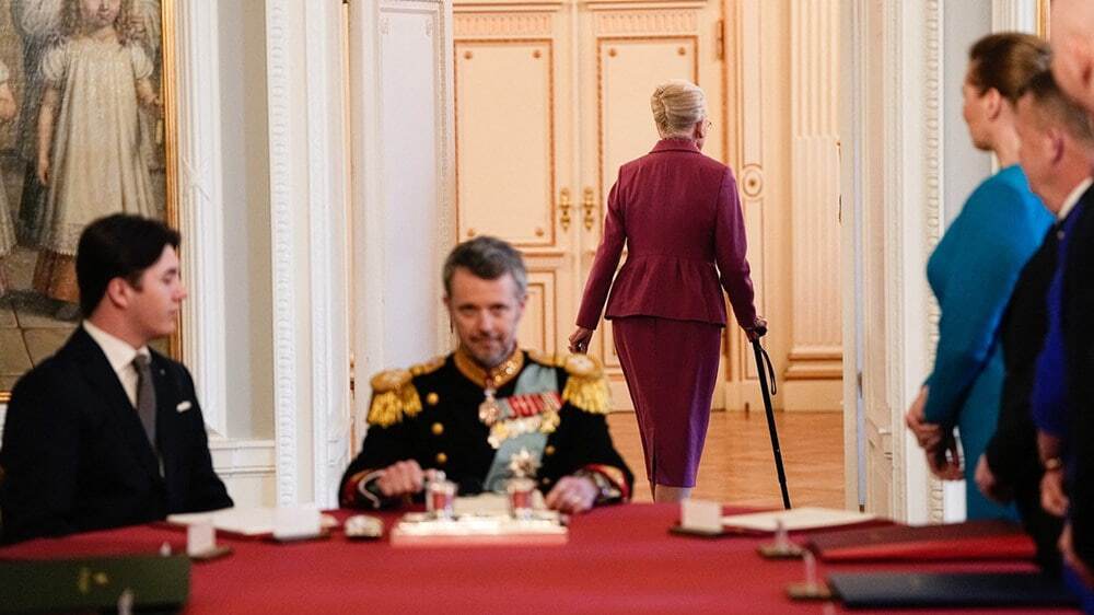 ملکه دانمارک بعد از امضای متن کناره گیری ، جلسه را ترک کرد
