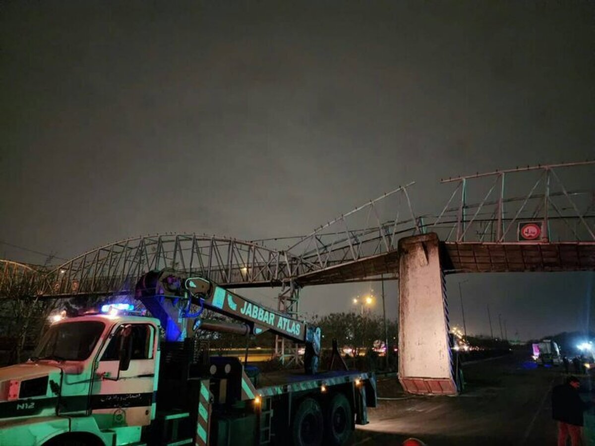 برخورد تریلر با عرشه پل عابرپیاده در بزرگراه آزادگان تهران