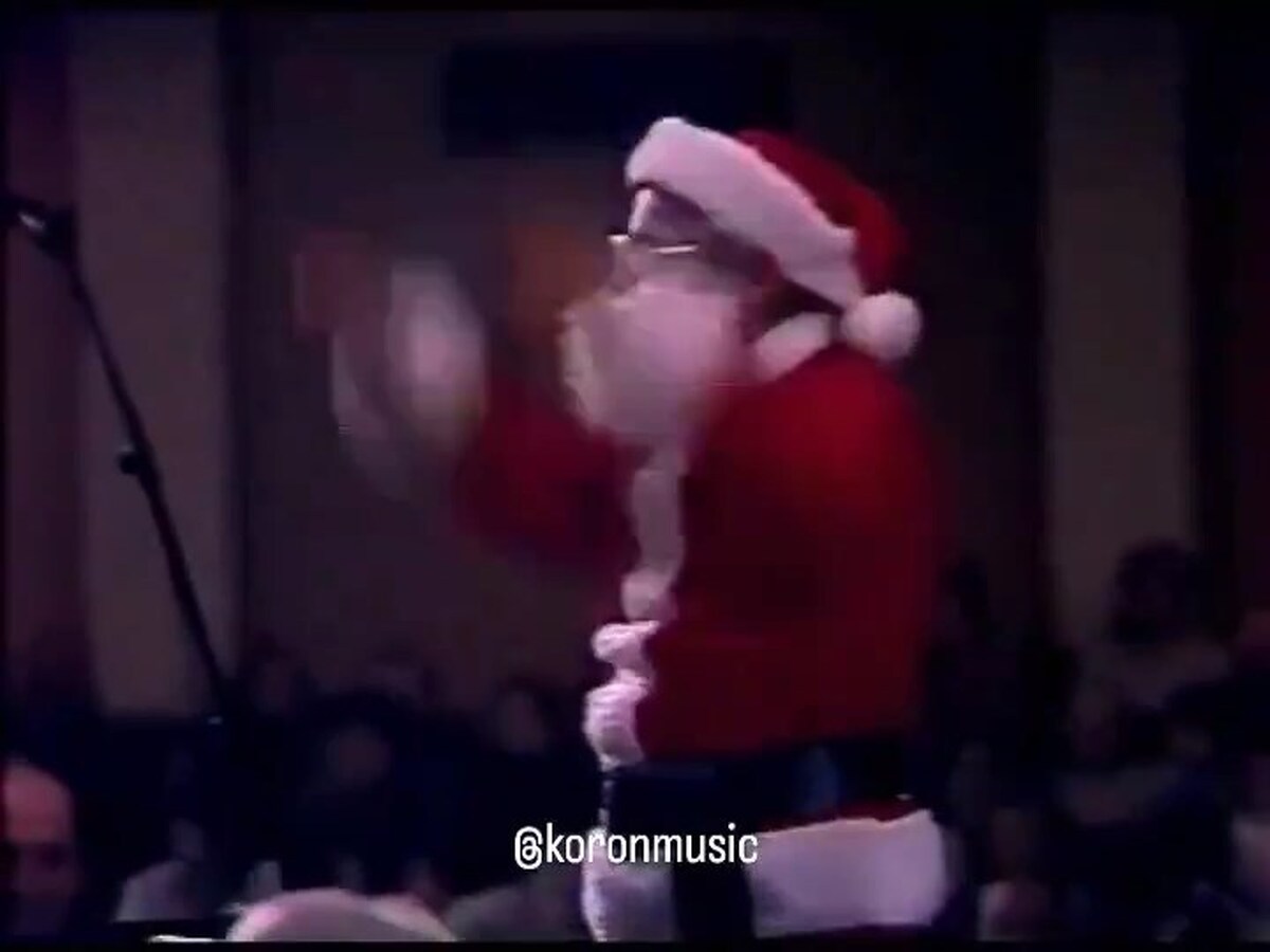 وقتی لوریس چکناواریان، با لباس بابانوئل ارکستر سمفونیک را رهبری می‌کند (فیلم)