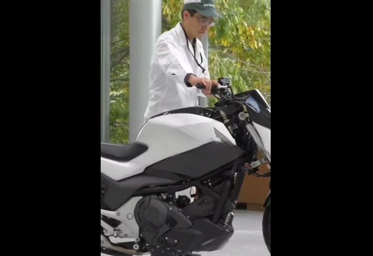 ساخت اولین موتور سیکلت که به هیچ عنوان زمین نمی خورد (فیلم)