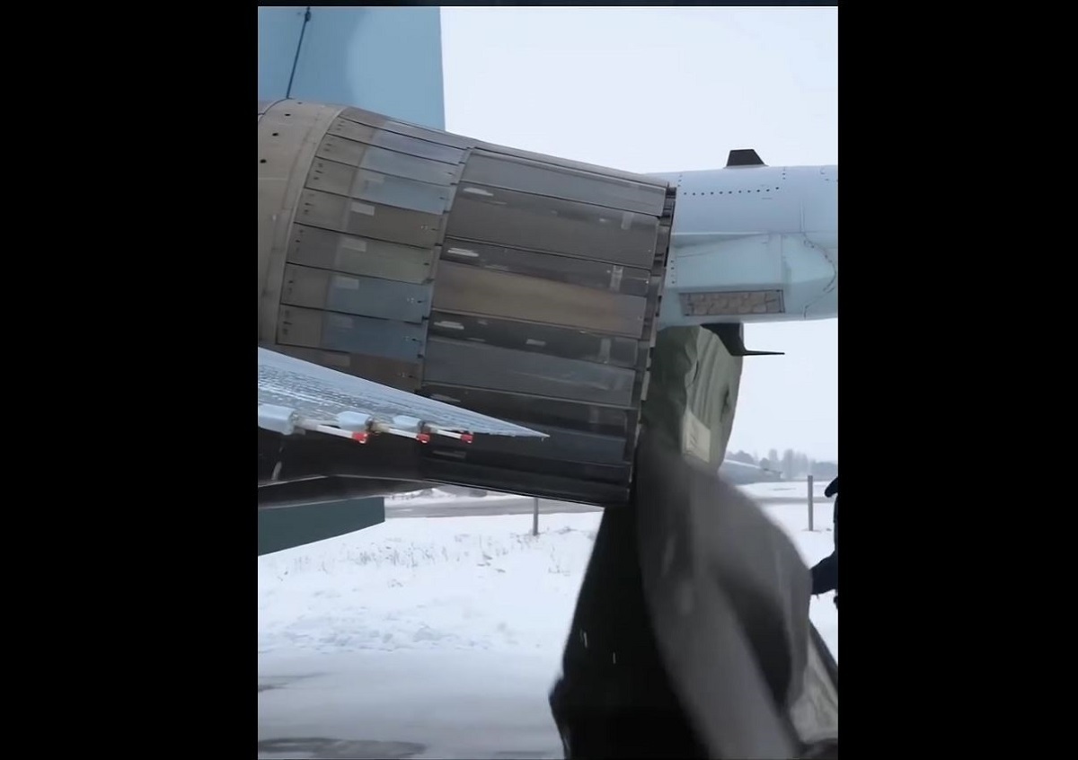 لحظه تیک آف سوخو ۳۵ روسی از فرودگاهی یخ زده (فیلم)