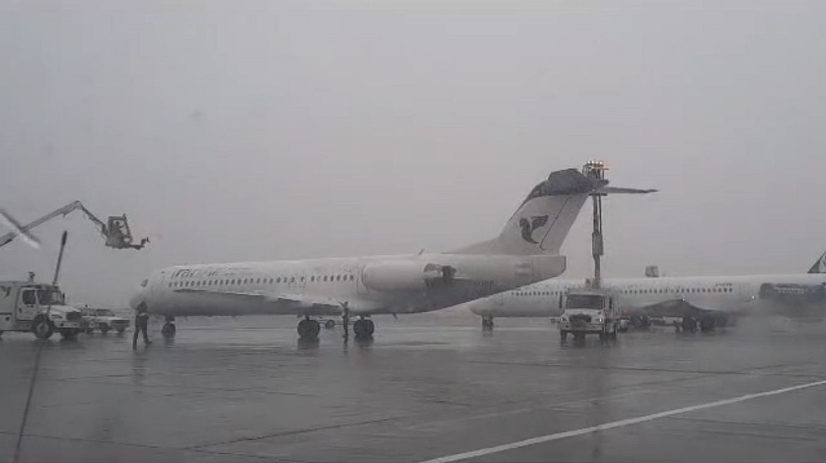 عملیات یخ‌زدایی پروازهای خروجی فرودگاه بین‌المللی مهرآباد (فیلم)