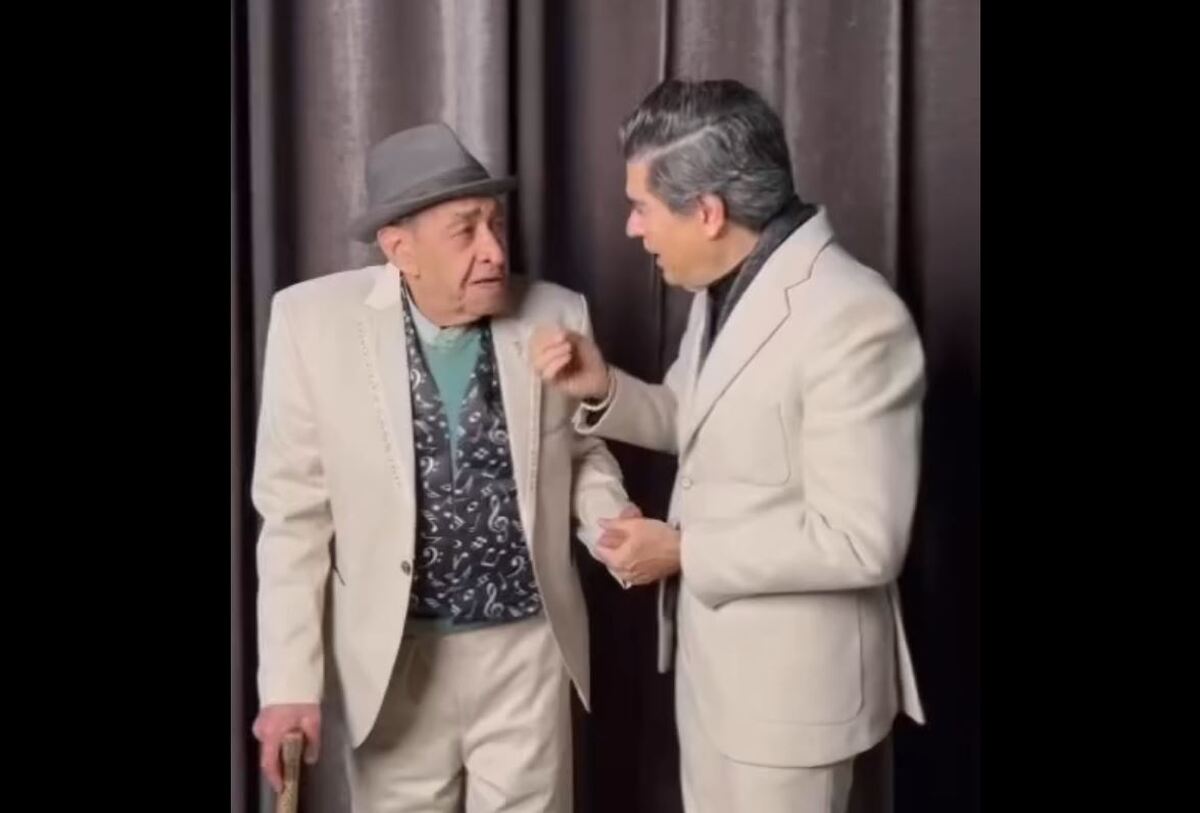 آوازخوانی سالار عقیلی در کنار ایرج خواجه امیری در پشت صحنه کنسرت (فیلم)