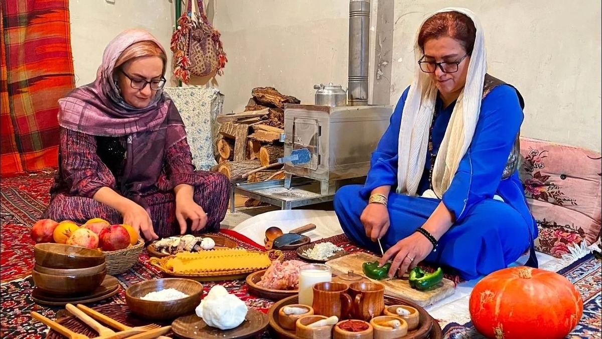 پخت یک غذای ایتالیایی در ماهیتابه توسط دو بانوی کردستانی (فیلم)