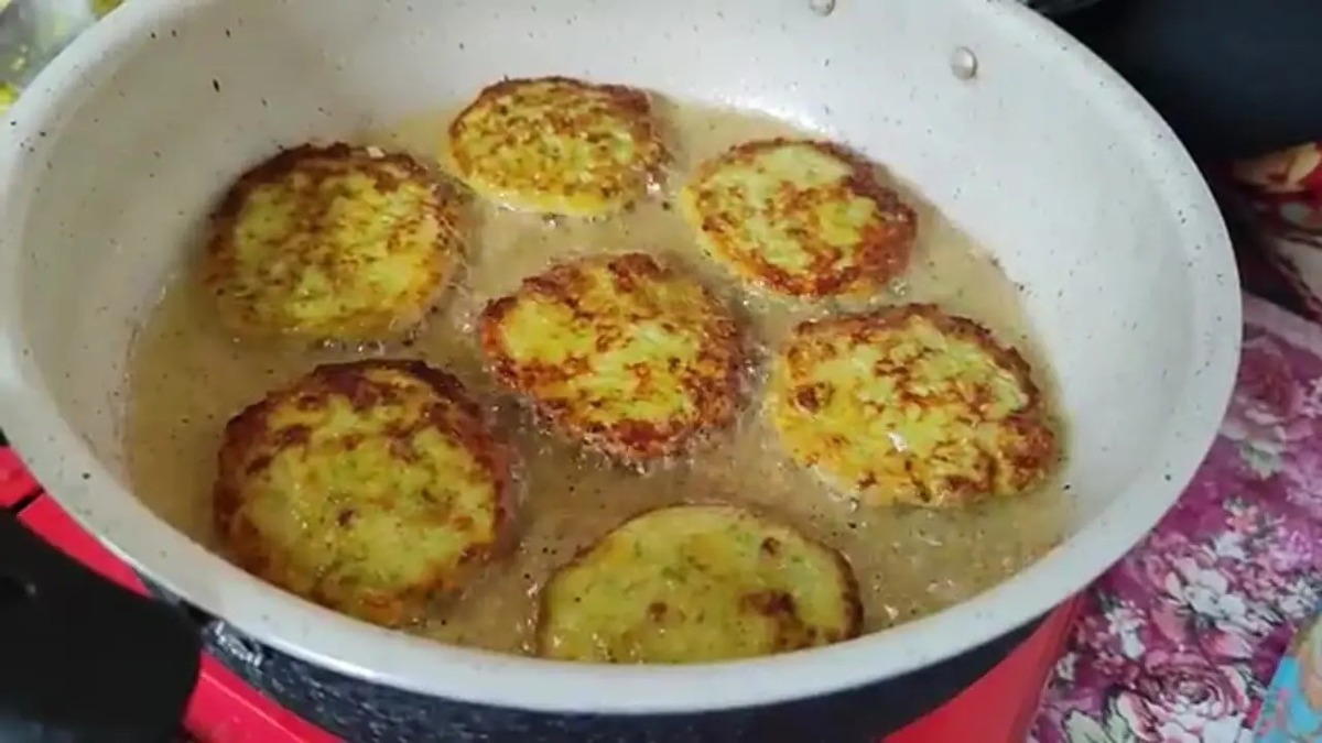 پخت کوکوی مرغ و کدو سبز خوشمزه به سبک بانوی ارومیه ای (فیلم)