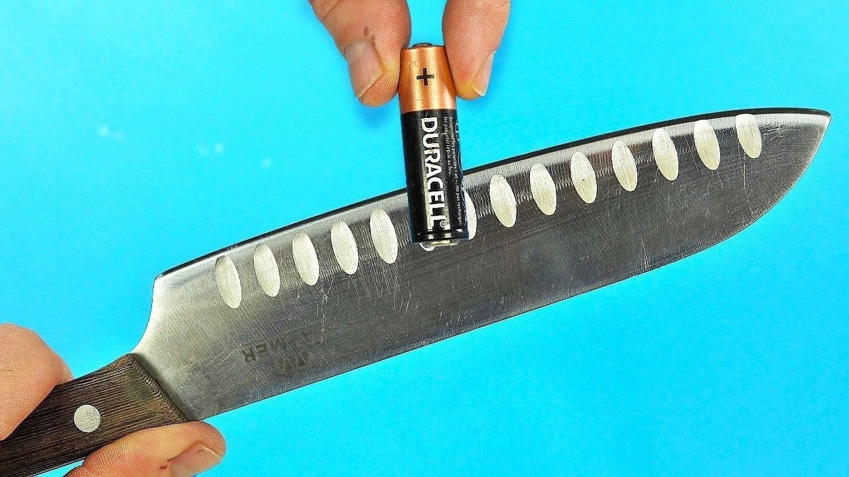 نحوه تیز کردن آسان چاقو با یک باتری 1.5 ولتی (فیلم)