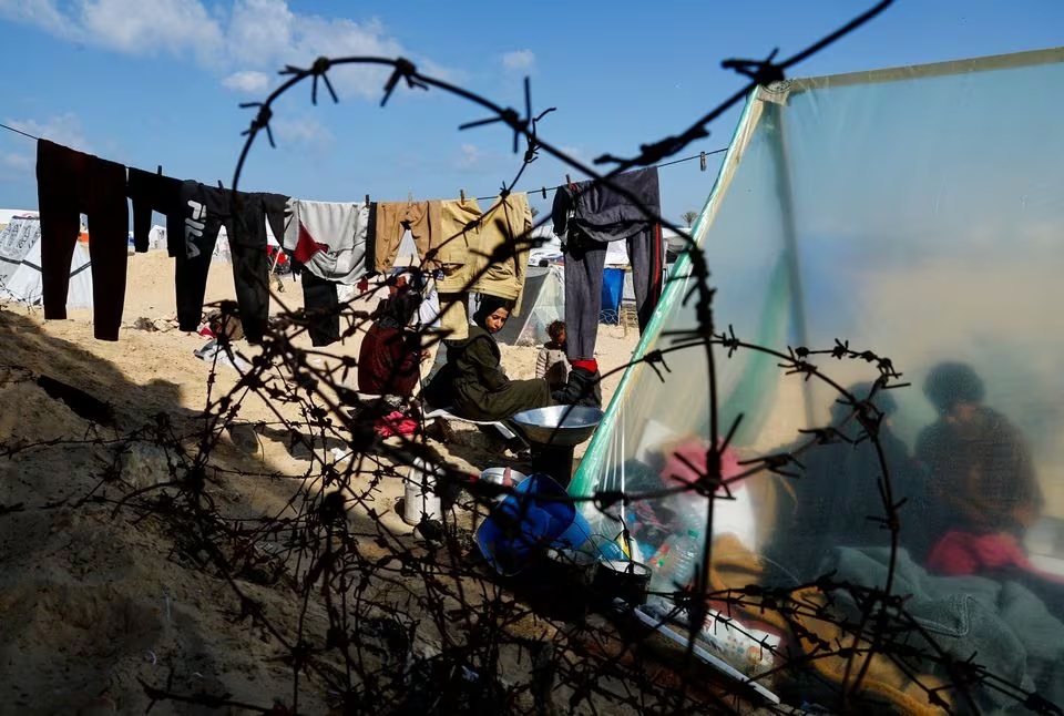 آوارگان فلسطینی در اطراف شهر رفح غزه - مرز مصر - عکس : رویترز