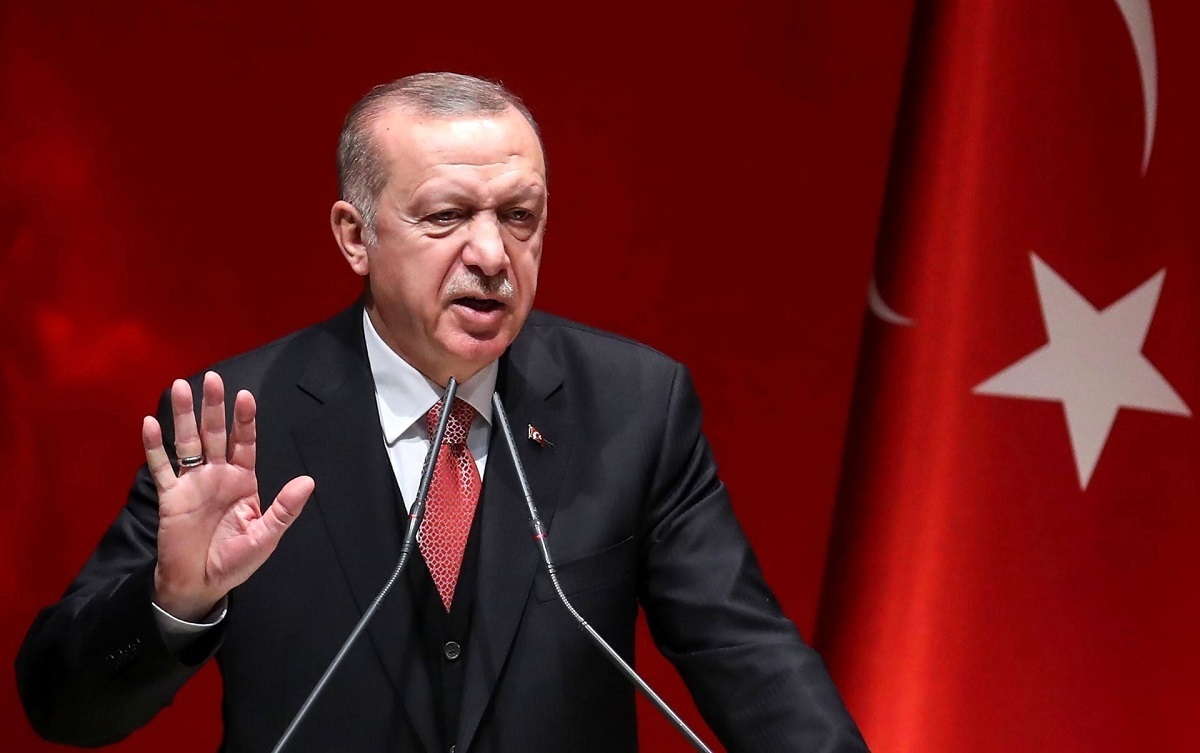 پاک کردن بینی اردوغان محافظانش را به دردسر انداخت (فیلم)