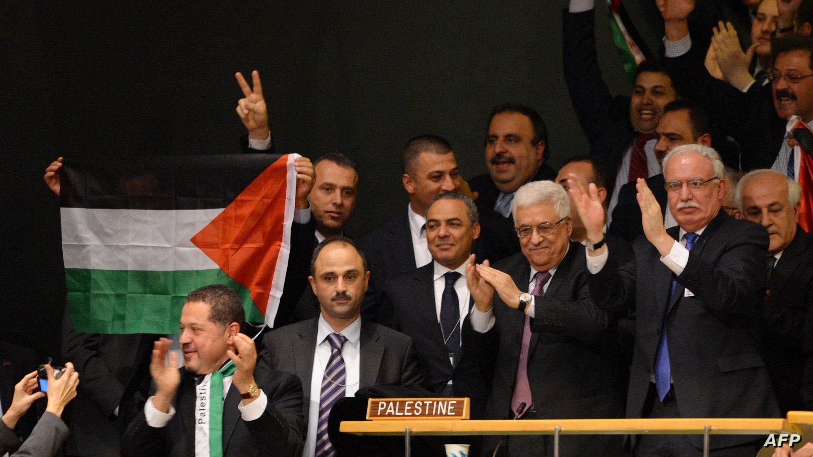شادی هیات فلسطین در مجمع عمومی سازمان ملل متحد بعد از رای مثبت اکثریت اعضای مجمع به عضویت ناظر فلسطین در سازمان ملل متحد