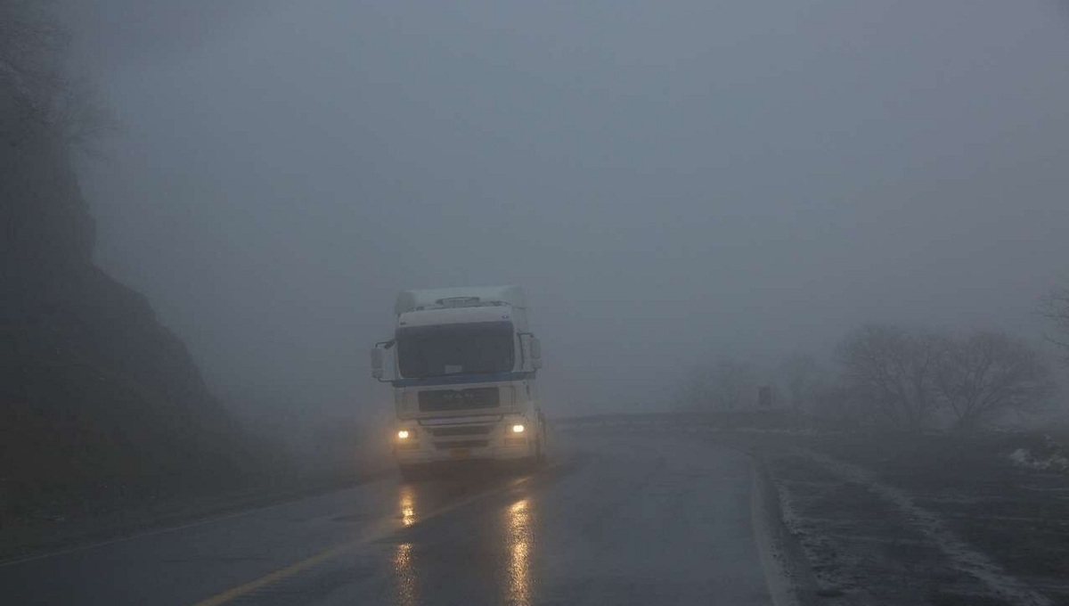 مه غلیظ در همدان وسعت دید رانندگان را به ۲۰ متر کاهش داد