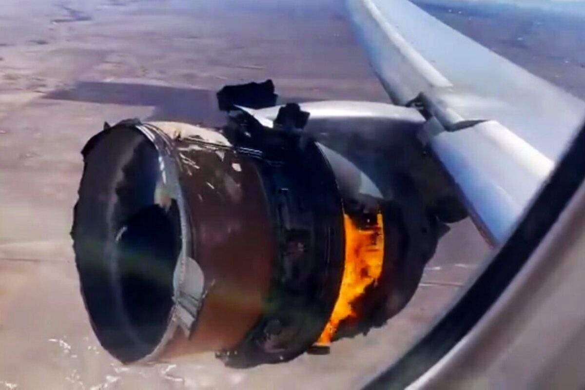 لحظه آتش گرفتن موتور هواپیما در حال پرواز (فیلم)