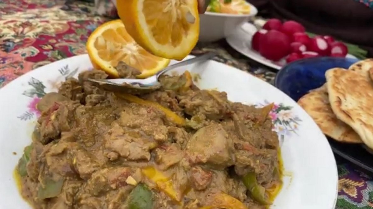 پخت یک غذای محلی با جگر مرغ توسط بانوی جوان مازندرانی (فیلم)