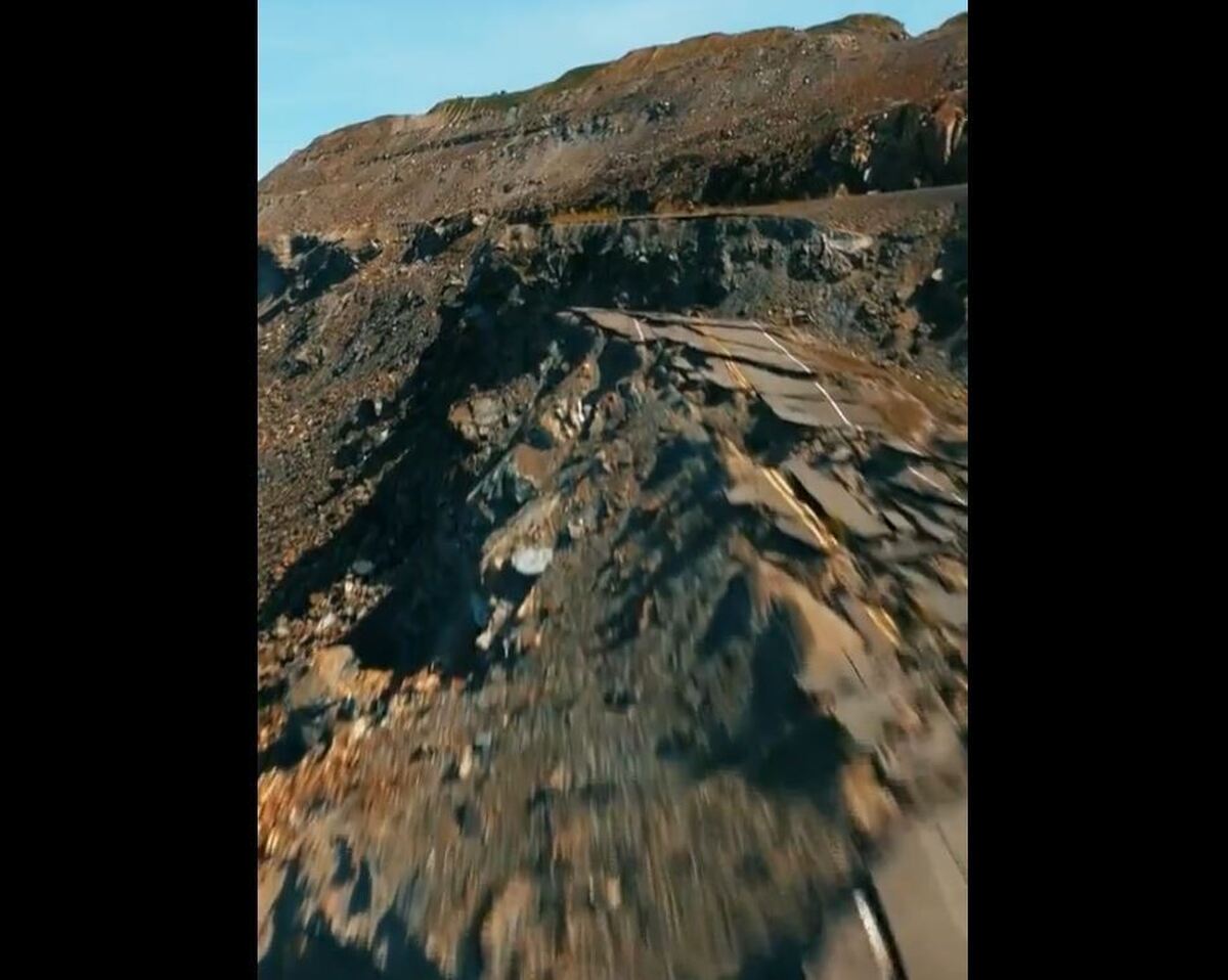 تصاویر پهپادی از جاده‌ای که بر اثر رانش زمین تخریب شده است (فیلم)