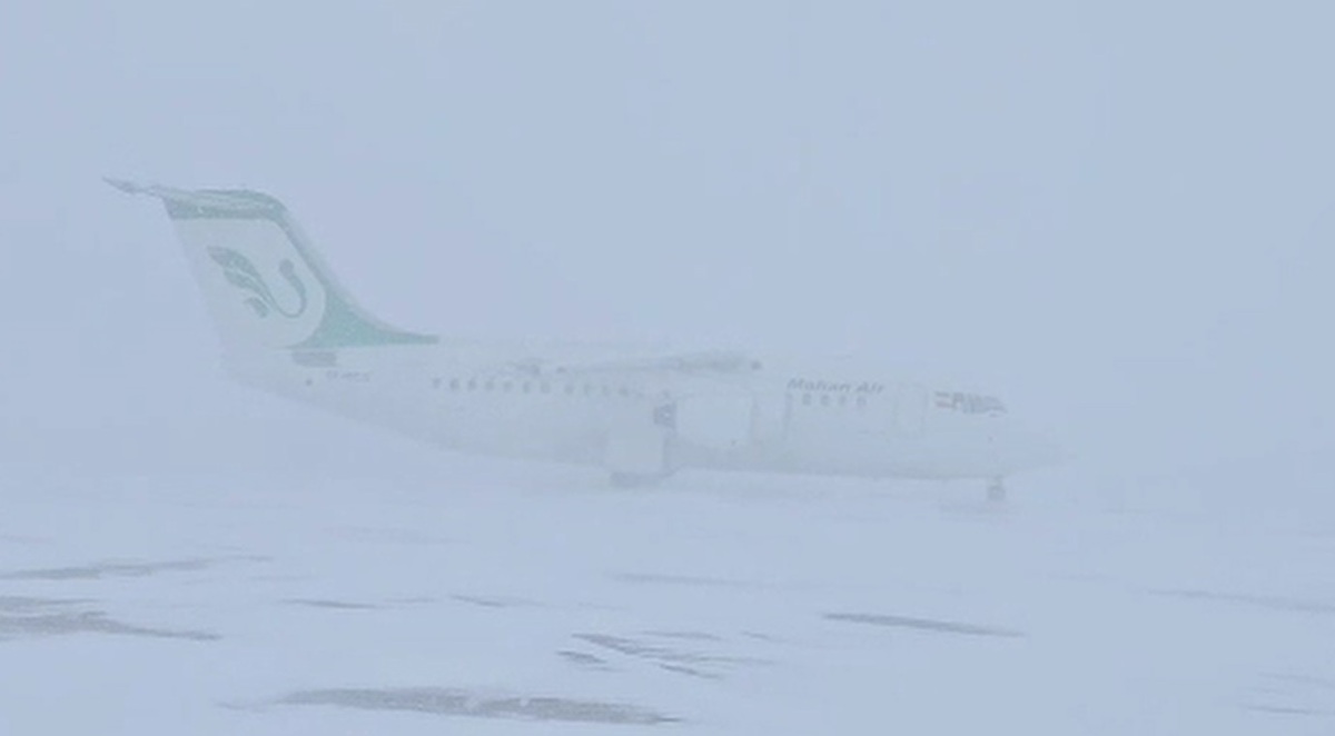 فرود هواپیما در کولاک برف فرودگاه اردبیل